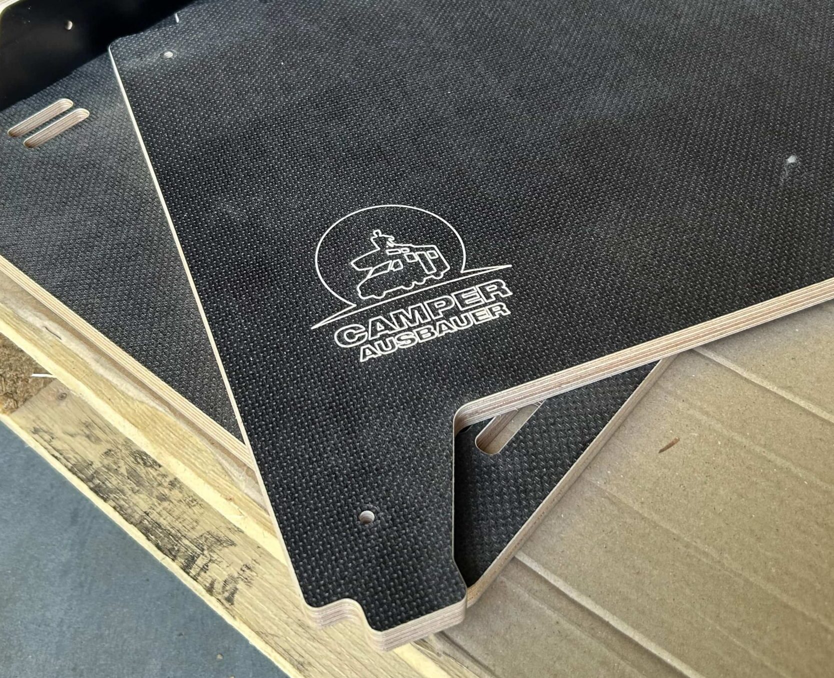 Camper Ausbauer Logo auf Holzverkleidung des Fahrzeugausbaus
